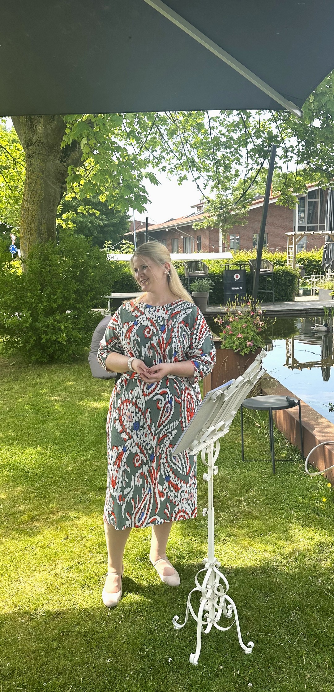 Freie Traurednerin bei einer Hochzeit im Laarnis in Wilhelmshaven